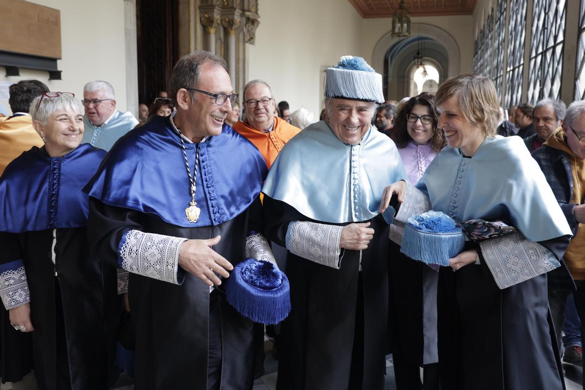 Joan Manuel Serrat Y Maria Del Mar Bonet Investidos Doctores Honoris