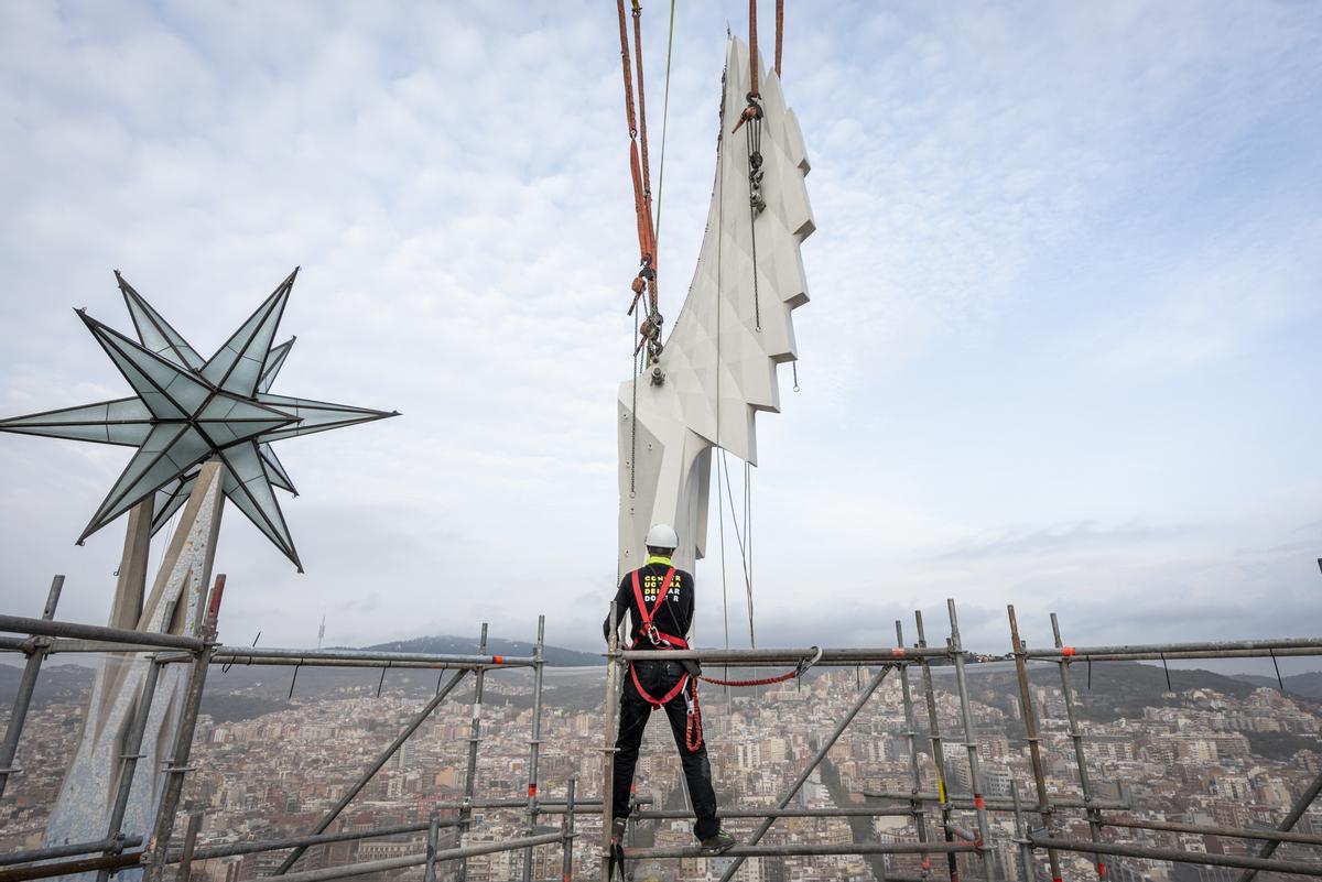 La Sagrada Família coloca las piezas que culminarán las torres de los