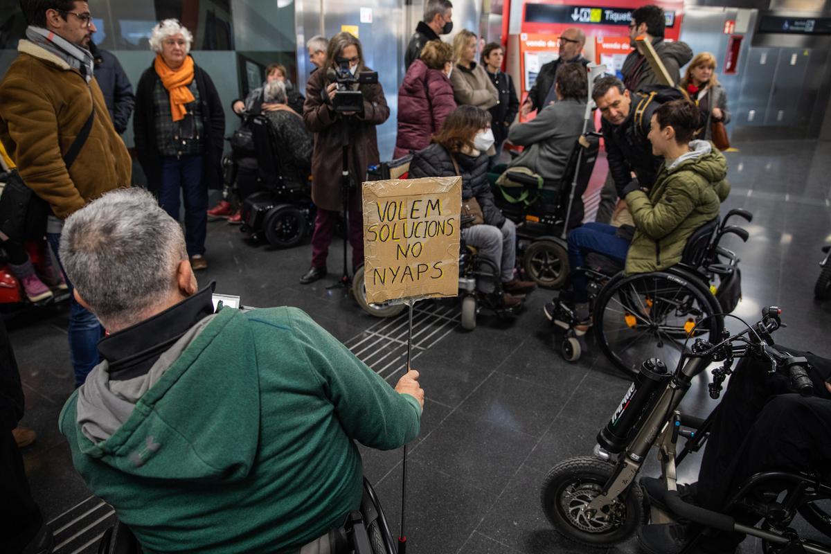 Personas Con Movilidad Reducida Piden Mejoras En Trenes Buses Y