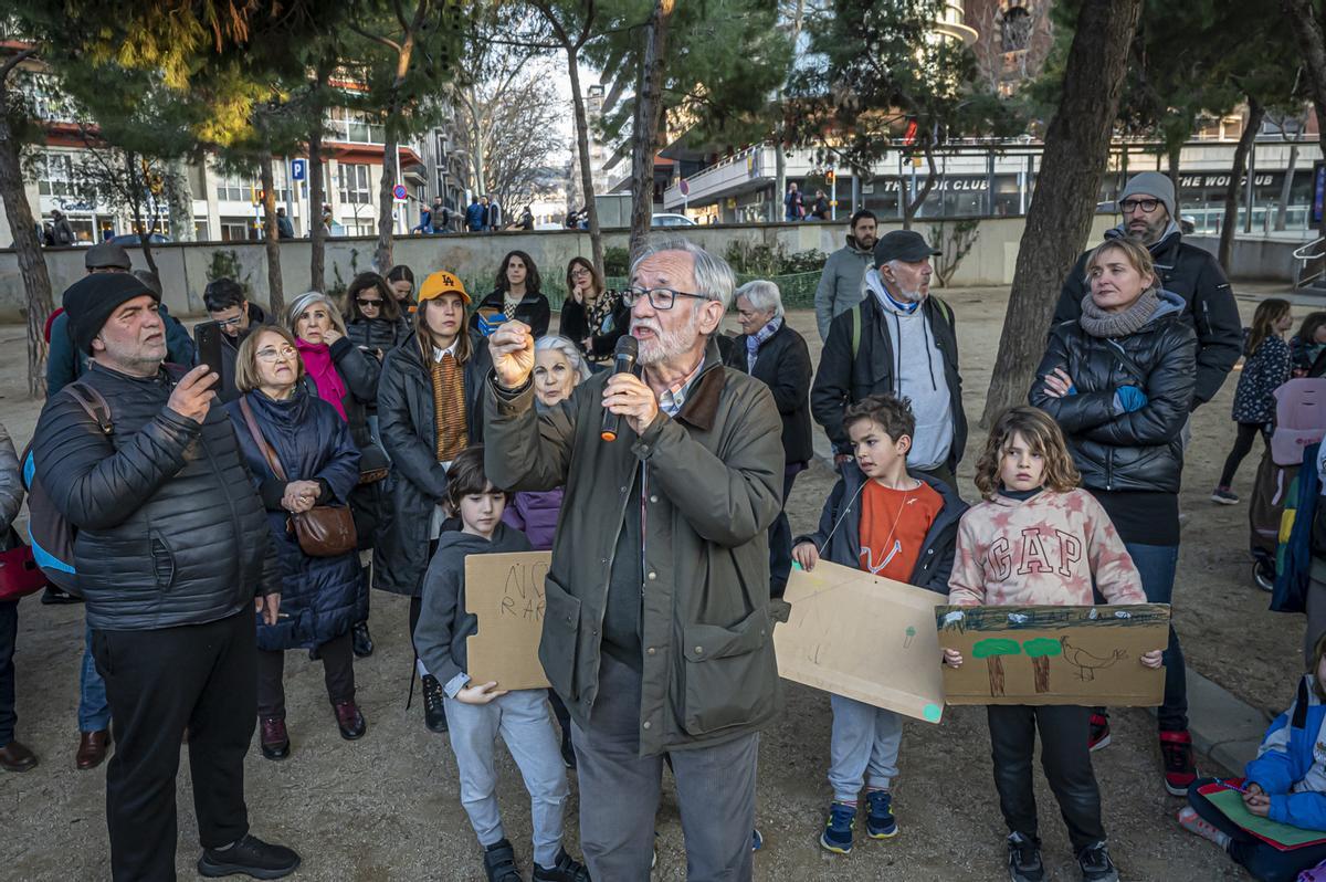 Vecinos Del Eixample Se Manifiestan Por Primera Vez En El Parque Joan