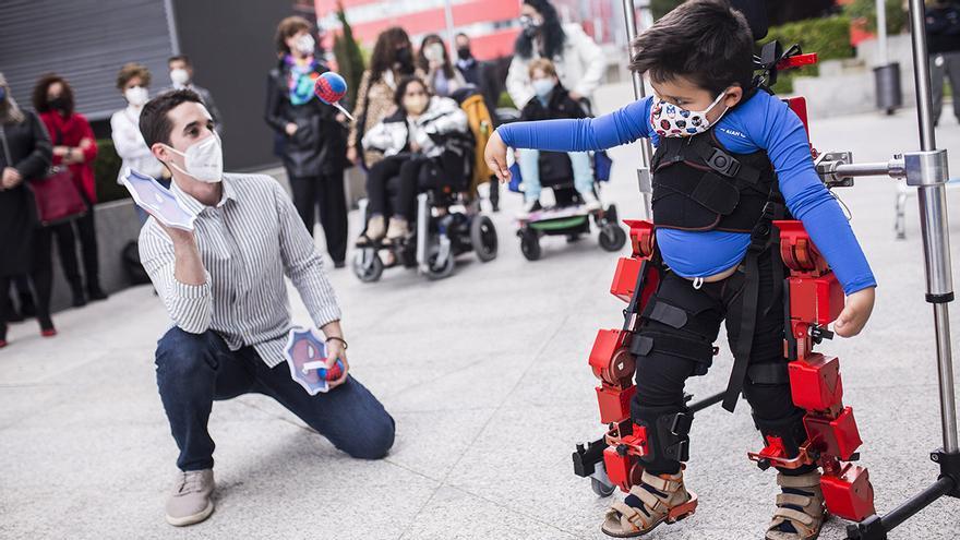 El primer exoesqueleto pediátrico listo para su uso en niños con parálisis