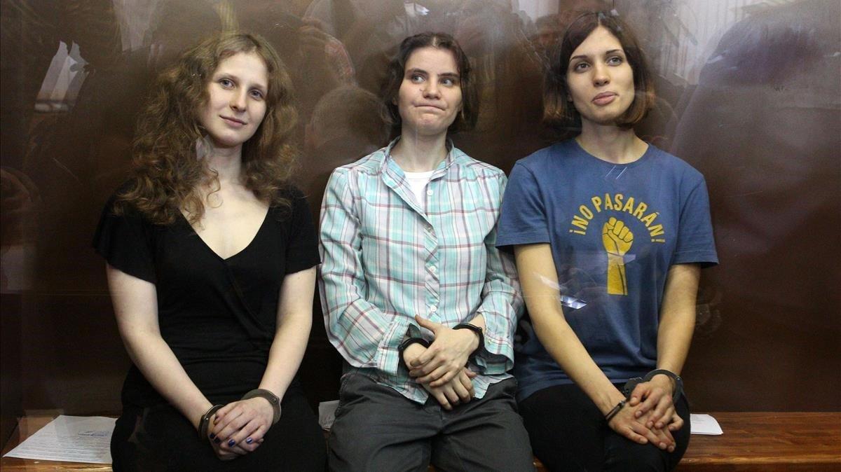 Integrantes Del Grupo Pussy Riot Expulsadas De Un Avi N En Barcelona