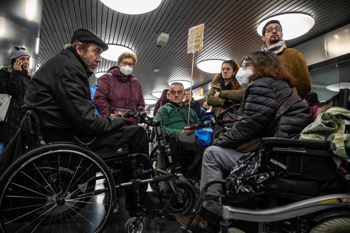 Personas Con Movilidad Reducida Piden Mejoras En Trenes Buses Y