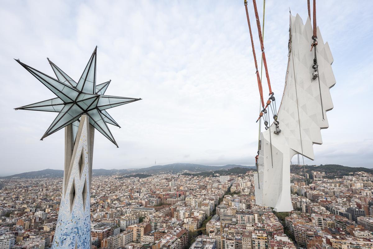 La Sagrada Fam Lia Coloca Las Piezas Que Culminar N Las Torres De Los