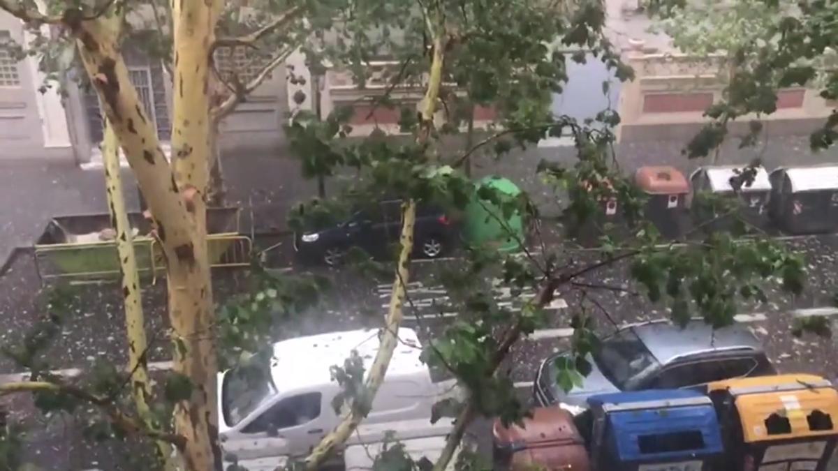 Una fuerte tormenta de granizo deja dos heridos leves en Valencia VÍDEO