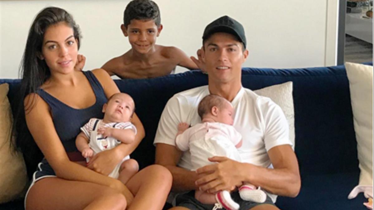 Cristiano Ronaldo Posa Con Toda La Familia