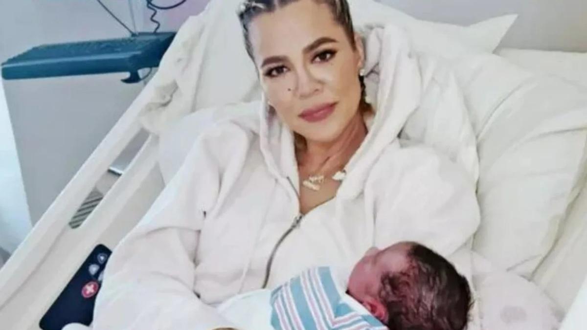 Khloé Kardashian críticas por posar con su hijo recién nacido de un