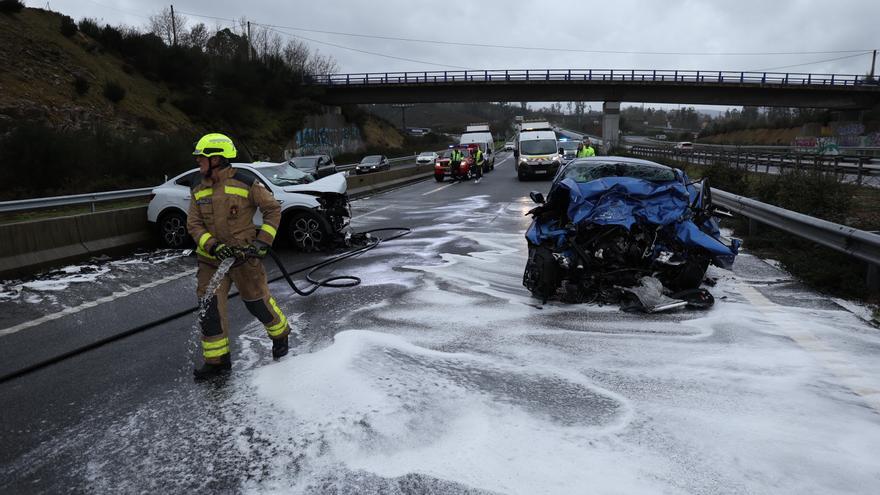 Un Mort I Tres Ferits Greus Al Saltar Se Un Cotxe La Mitjana De L