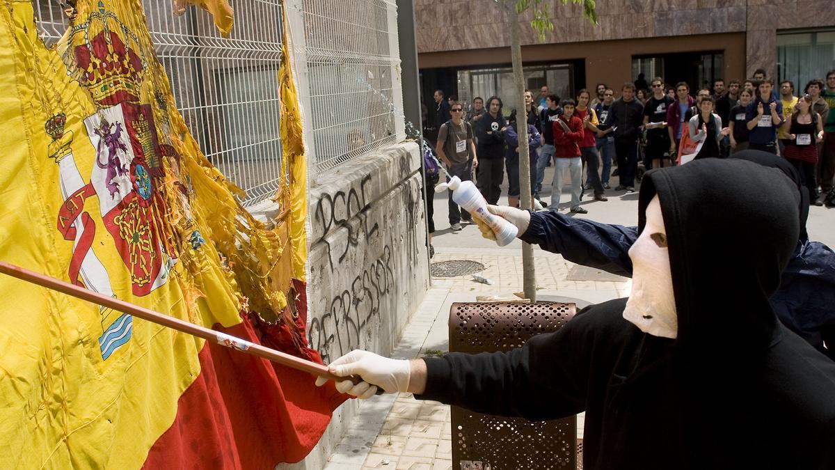 Absuelto un independentista por quemar una bandera española el 12 de