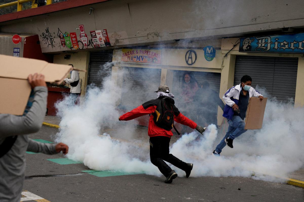 Manifestantes indígenas marchan por Quito exigiendo concesiones al