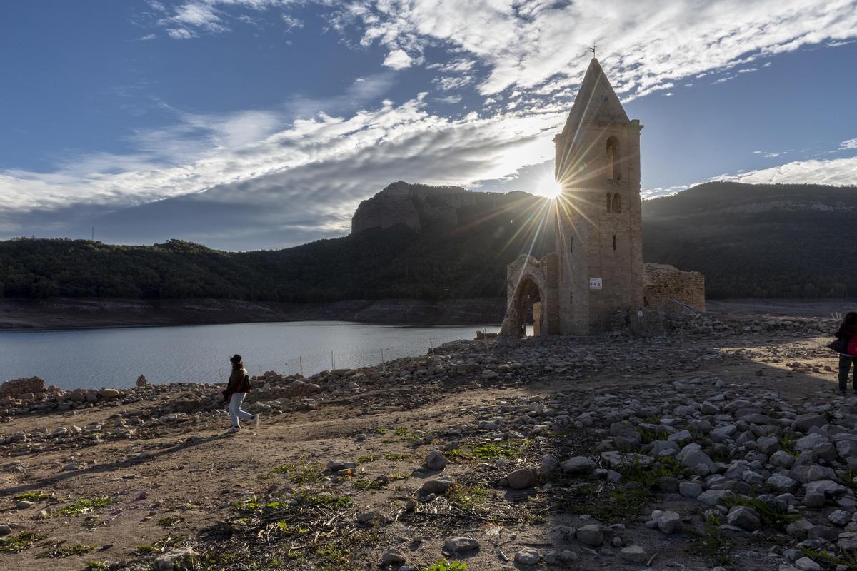 El Pantano De Sau Con Gran Parte Del Pueblo Al Descubierto Por La