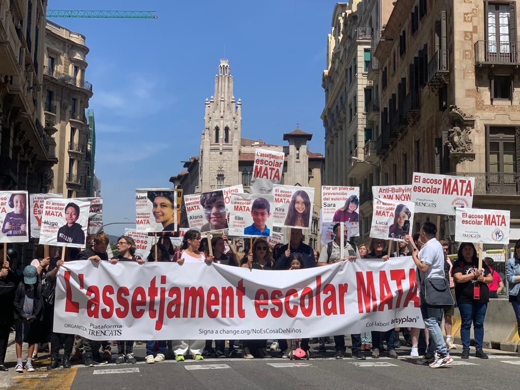 Unas Personas Se Manifiestan En Barcelona Contra El Acoso Escolar