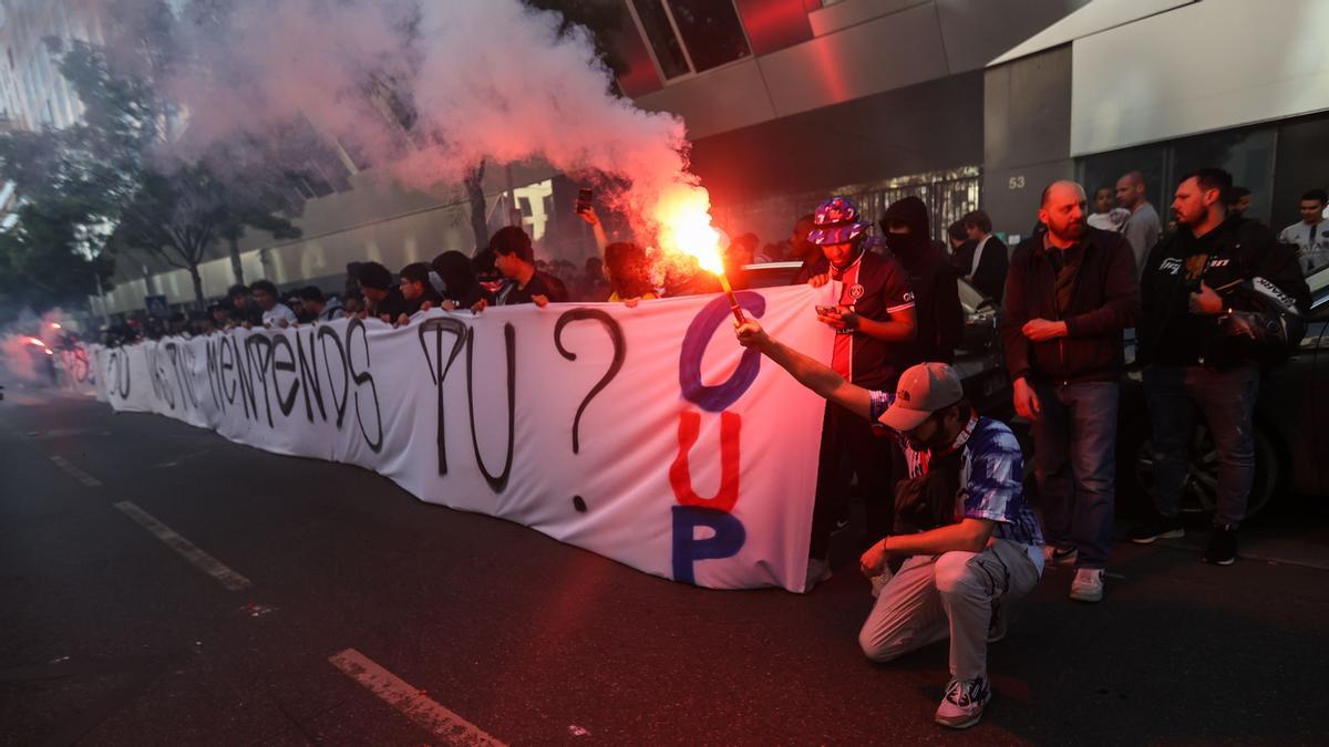 Los Ultras Del PSG Se Concentran Para Insultar De Gravedad A Leo Messi