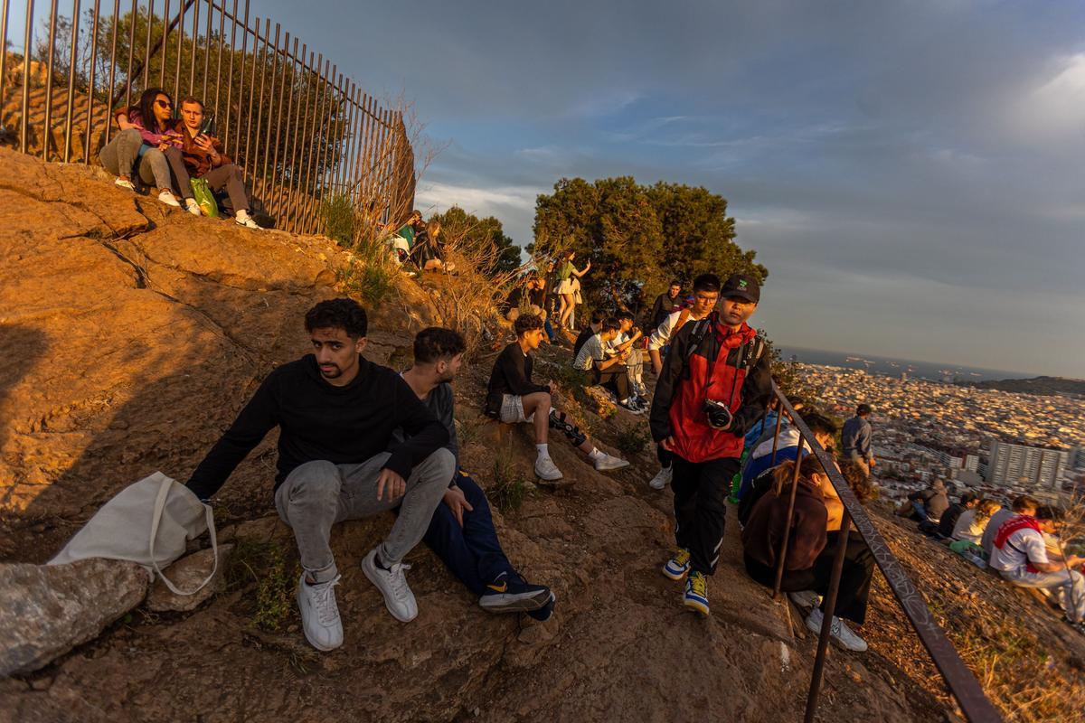 Turistas Se Acumulan Junto A Las Vallas De Los B Nkers Del Carmel Tras