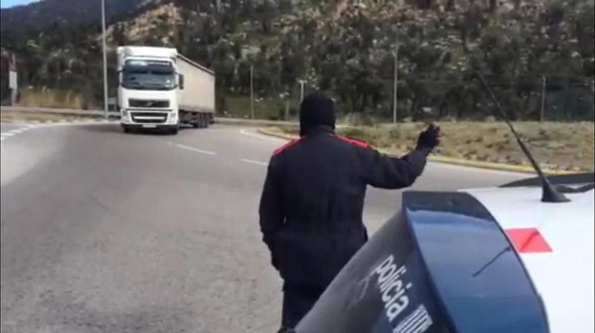 Cortan el tráfico de camiones en La Jonquera por viento