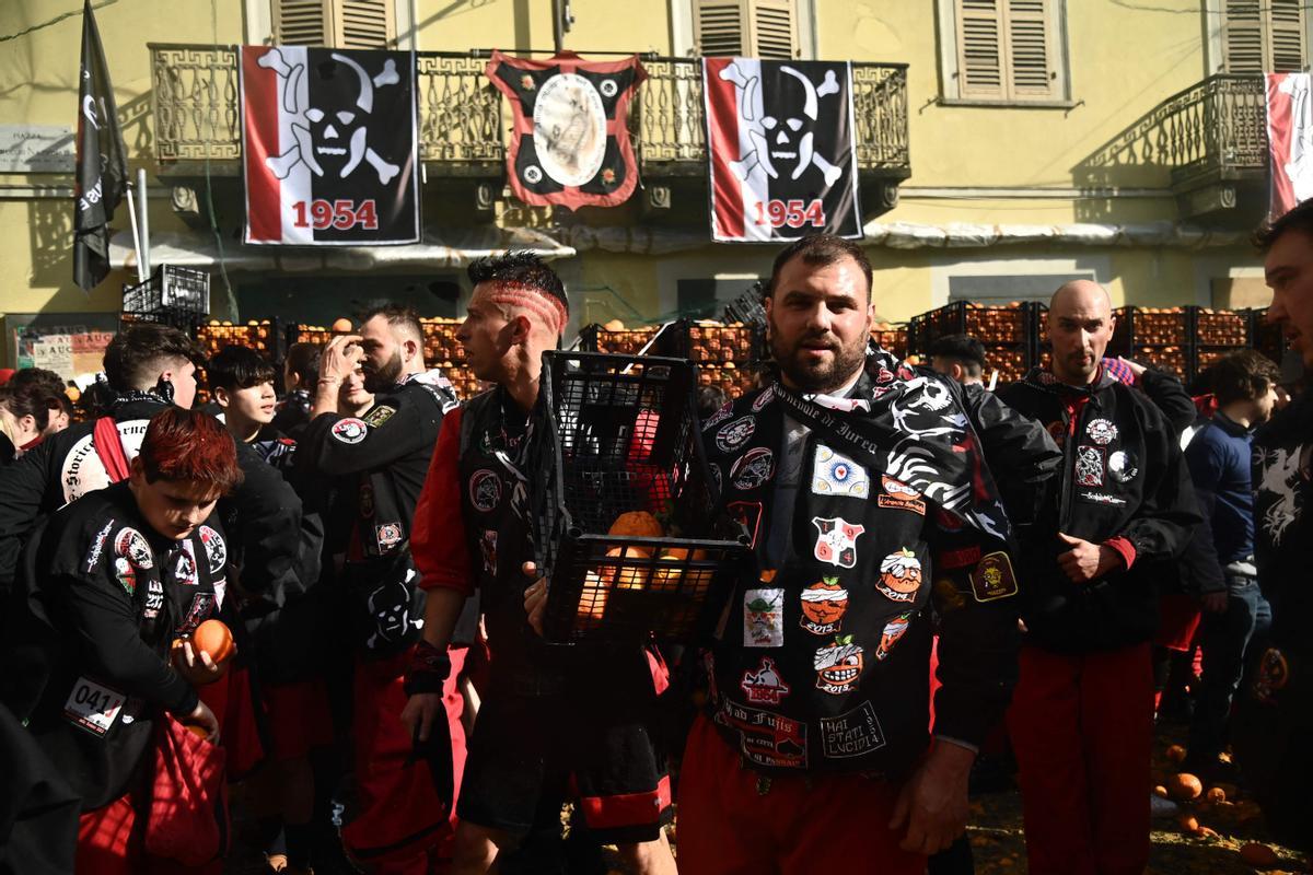 Batalla De Las Naranjas En El Carnaval De Ivrea Cerca De Tur N Fotos