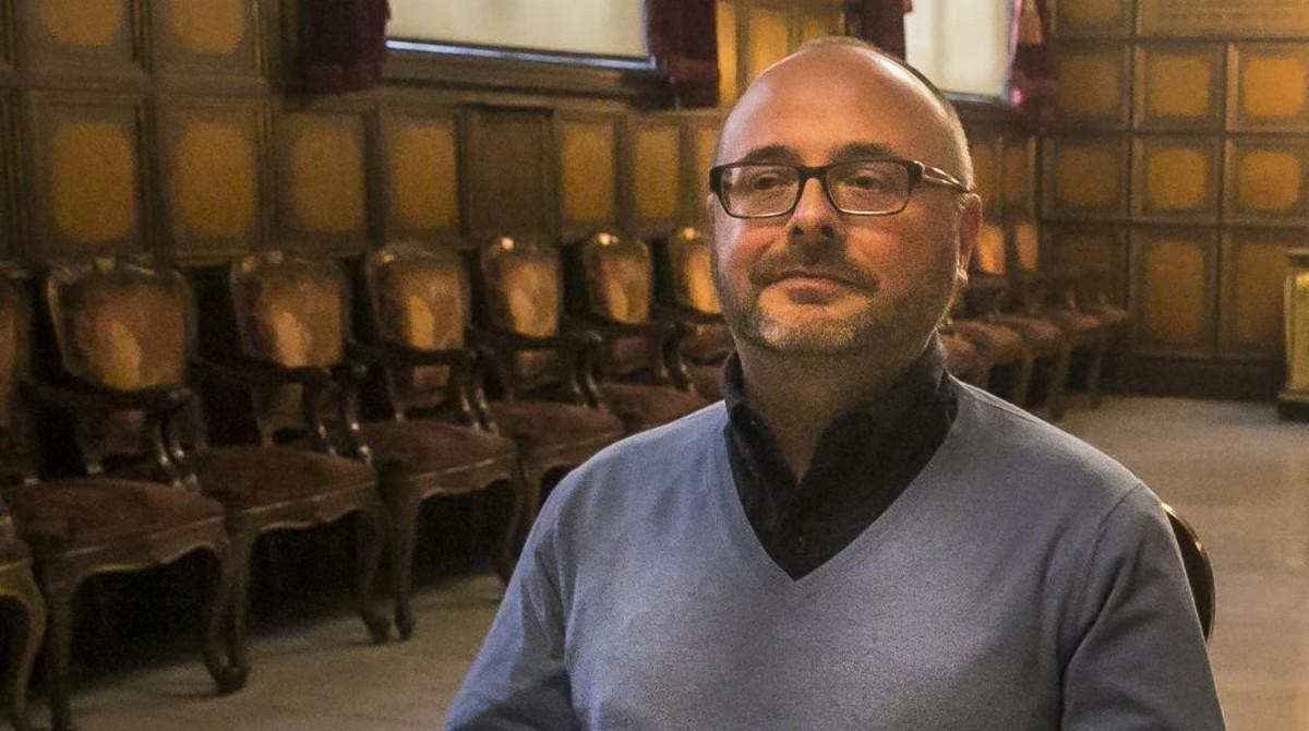 Pavel Bsonek, director checo impulsor del ciclo Cicatrius en el salón de la Casa de la Seda donde estrenará ’La Conferència de Wannsee’.