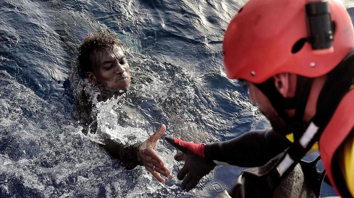 Un miembro de la oenegé Proactiva Open Arms rescata a un inmigrante en el Mediterráneo, frente a la costa libiam en octubre del 2016. Un miembro de la oenegé Proactiva Open Arms rescata a un inmigrante en el Mediterráneo, frente a la costa libiam en octubre del 2016.