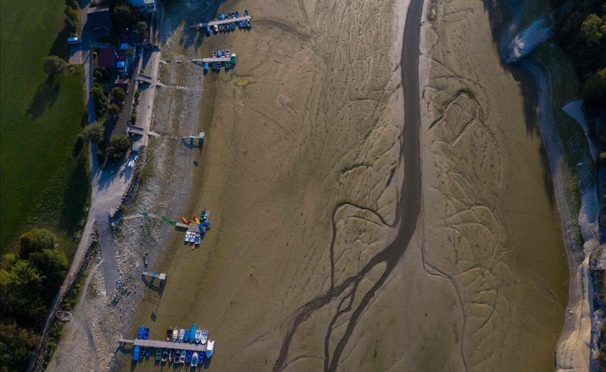 Barcos en el lecho del río Doubs, seco, a su paso por Villers-le-Lac, en Francia, en septiembre del 2020. Barcos en el lecho del río Doubs, seco, a su paso por Villers-le-Lac, en Francia, en septiembre del 2020.