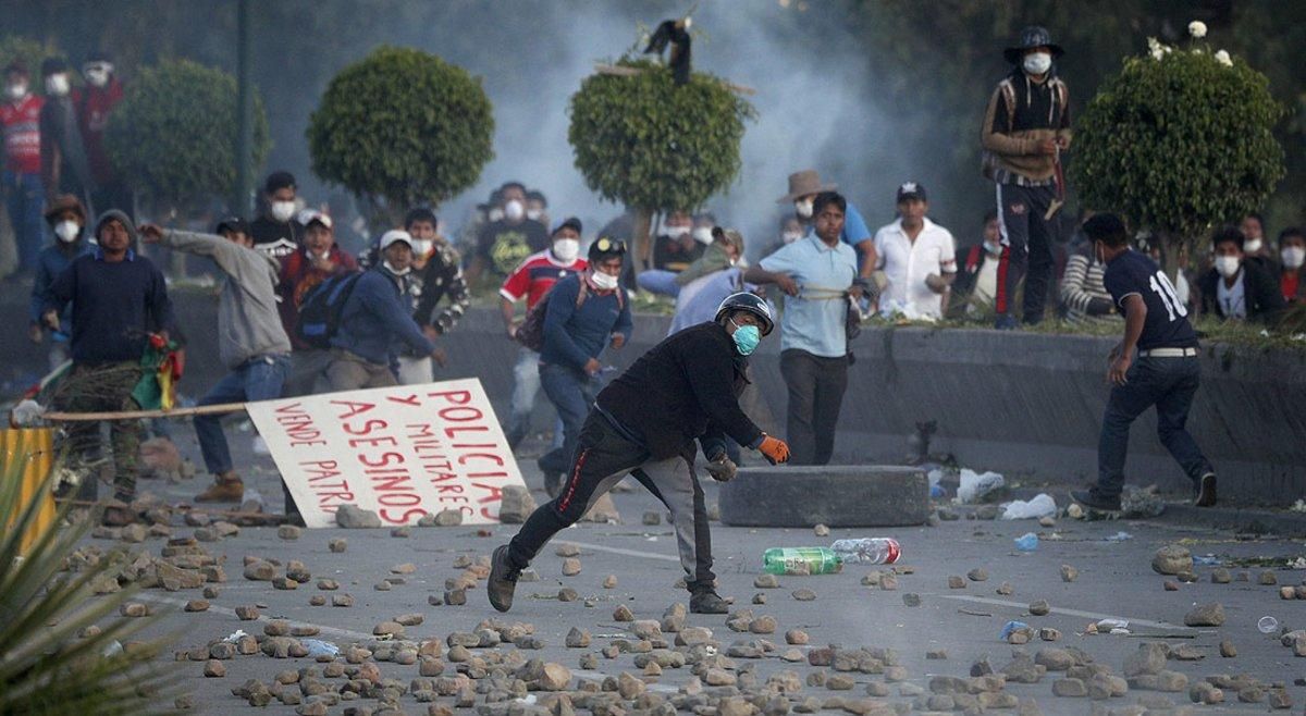 Partidarios del expresidente boliviano Evo Morales arrojaron piedras a la policía en las afueras de Cochabamba, el sábado pasado. Partidarios del expresidente boliviano Evo Morales arrojaron piedras a la policía en las afueras de Cochabamba, el sábado pasado.