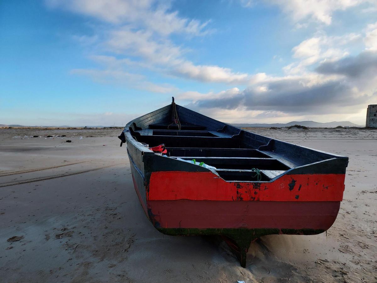 Imagen de archivo de una barcaza de madera abandonada en la playa de Castilnovo, en Conil de la Frontera (Cádiz). EFE/Isabel Laguna