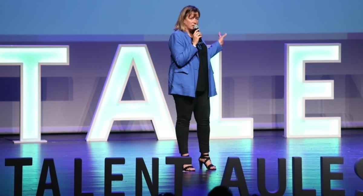 La alcaldesa de Gavà en la final de Talent a les Aules 2022