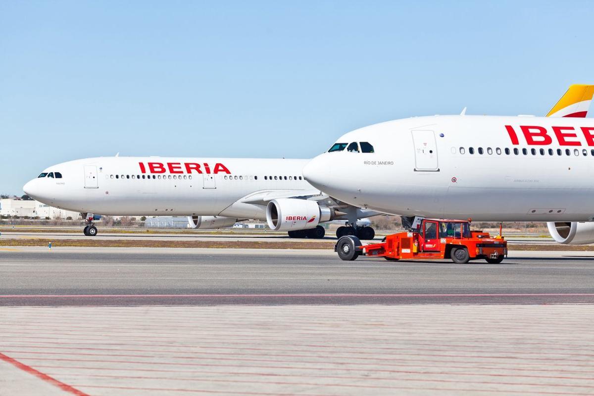 Aviones de Iberia estacionados en ela eropuerto de Barajas.