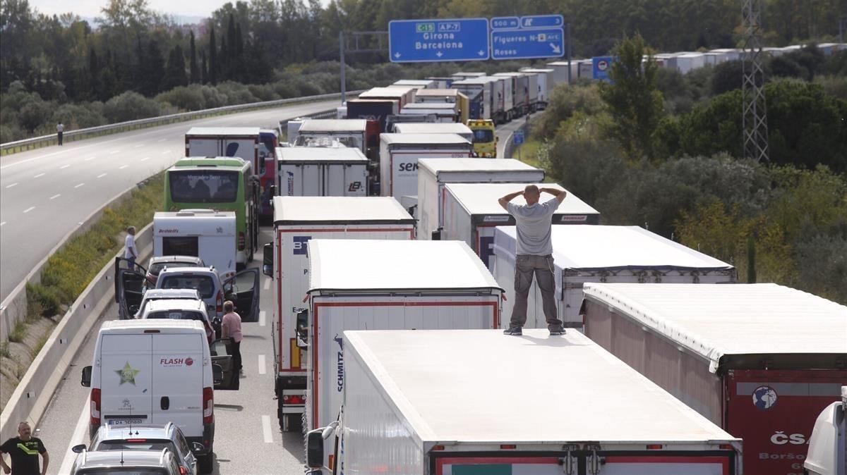 La autopista AP-7 a la altura de Figueres, cortada. La autopista AP-7 a la altura de Figueres, cortada.