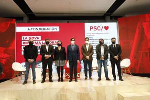 Los participantes en el debate, junto a Salvador Illa y Alícia Romero.