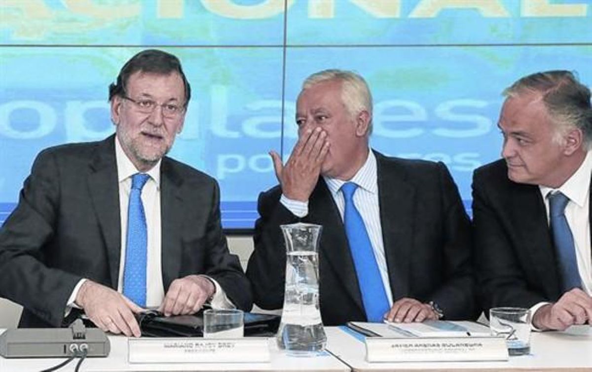 El presidente del Gobierno y del PP, Mariano Rajoy, reunió ayer a su ejecutiva en Madrid para hacer un primer análisis de los resultados electorales. El presidente del Gobierno y del PP, Mariano Rajoy, reunió ayer a su ejecutiva en Madrid para hacer un primer análisis de los resultados electorales.