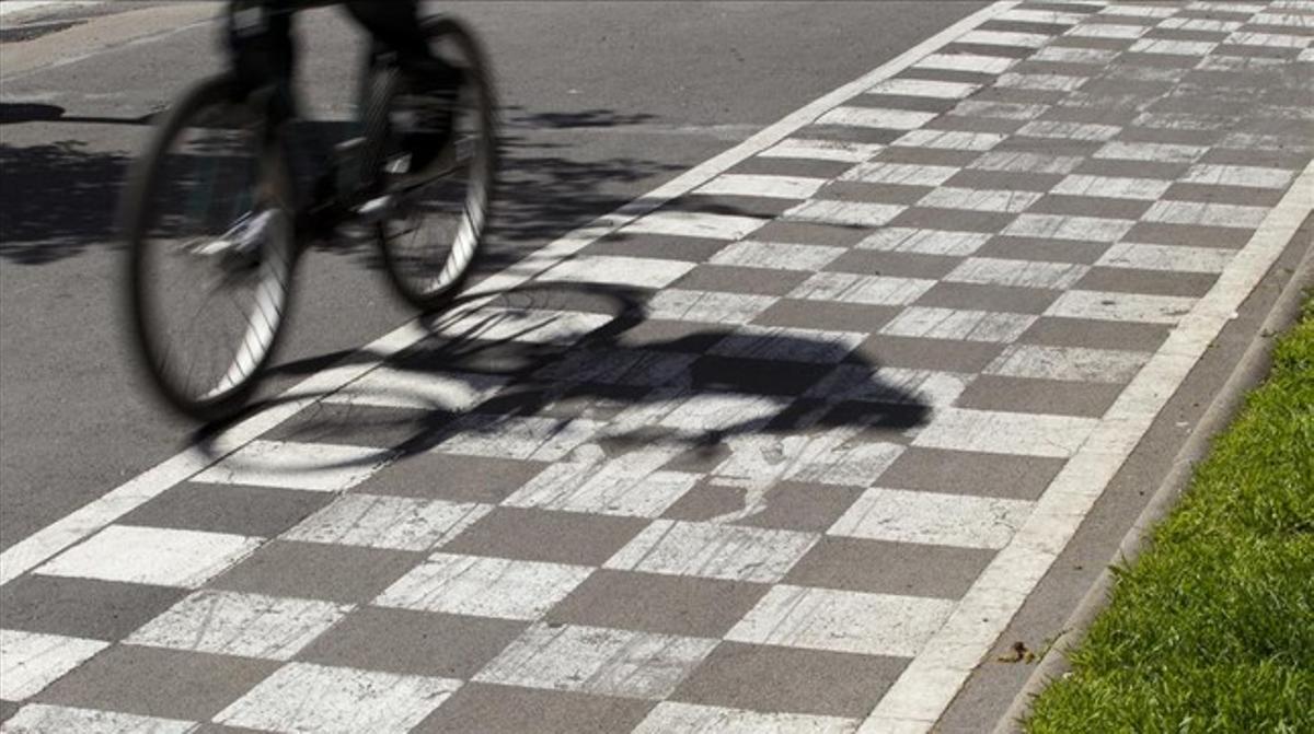 Un ciclista pasa por un carril bici.