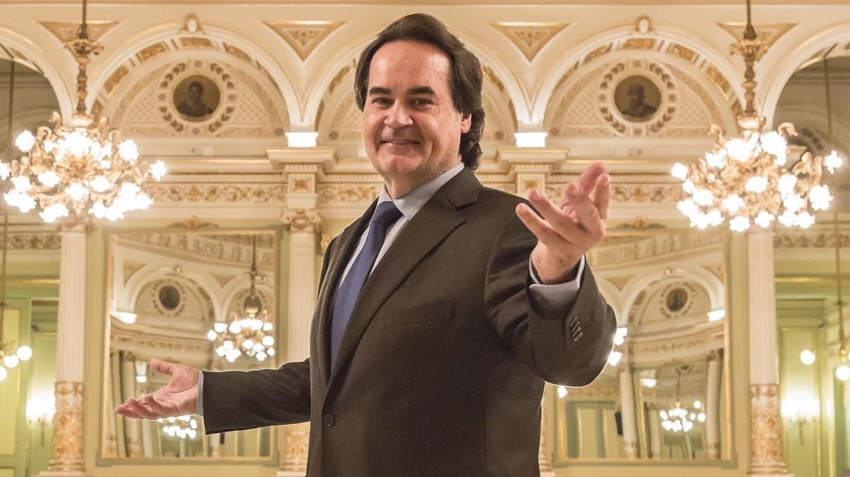 El tenor Josep Bros en el Saló dels Miralls del Gran Teatre del Liceu. El tenor Josep Bros en el Saló dels Miralls del Gran Teatre del Liceu.