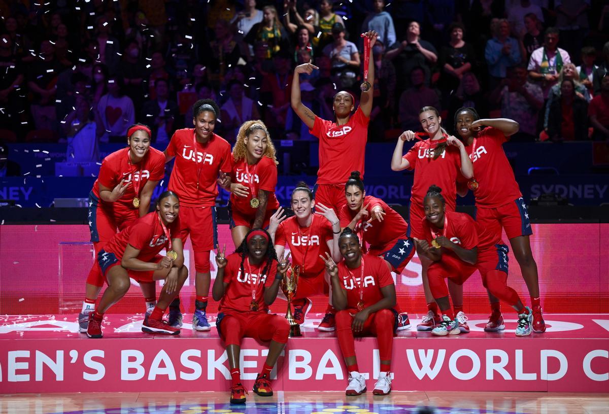 La selección de los Estados Uniidos celebran su victoria en la final ante China, del Mundial femenino de baloncesto, celebrado en el Bank Arena de Sydney (Australia). 