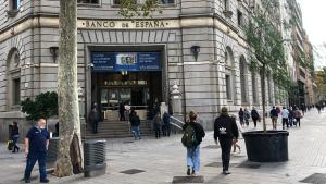 Colas ante la sede del Banco de España de la plaza de Catalunya, este jueves 5 de noviembre. 