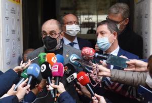 Los presidentes de Aragón, Javier Lambán (i), y Castilla-La Mancha, Emiliano García-Page, atendiendo a los medios tras su reunión en Ferraz convocada por la dirección del PSOE para encauzar el debate de la financiación autonómica, este 5 de noviembre de 2021.