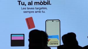 Catalunya llança una cartera digital per portar les targetes al mòbil
