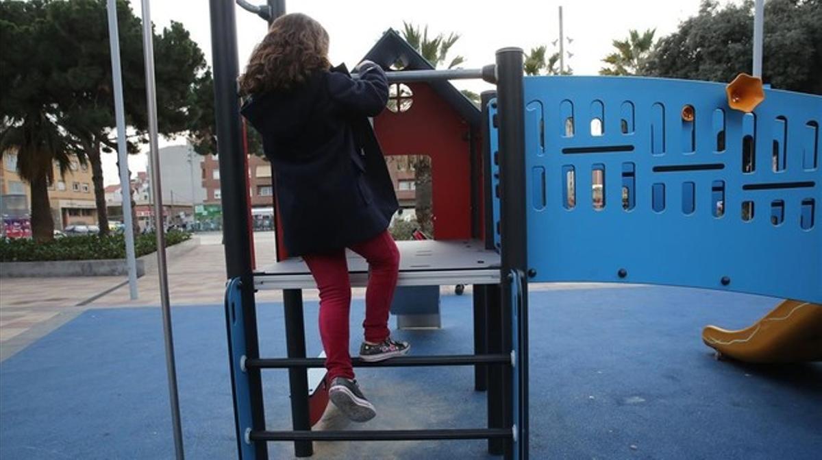 Erika, una menor transexual, en un parque de Badalona. Erika, una menor transexual, en un parque de Badalona.