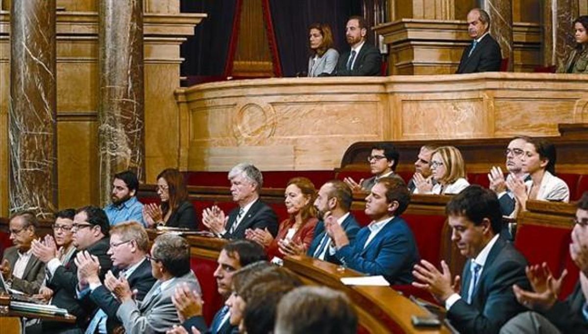 Los diputados aplauden tras la lectura de la declaración institucional en el Parlament, ayer. Los diputados aplauden tras la lectura de la declaración institucional en el Parlament, ayer.