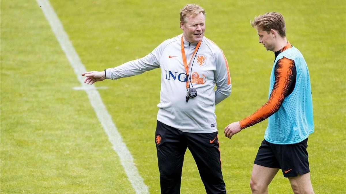 Koeman charla con Frenkie de Jong durante el entrenamiento de la selección holandesa en Zeist.