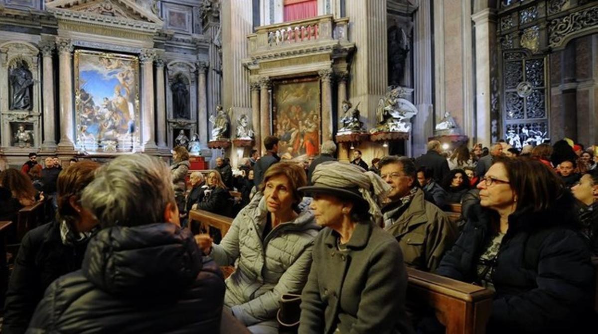 Concentración de personas en la capilla de San Gennaro, durante la protesta ciudadana, el 5 de marzo.