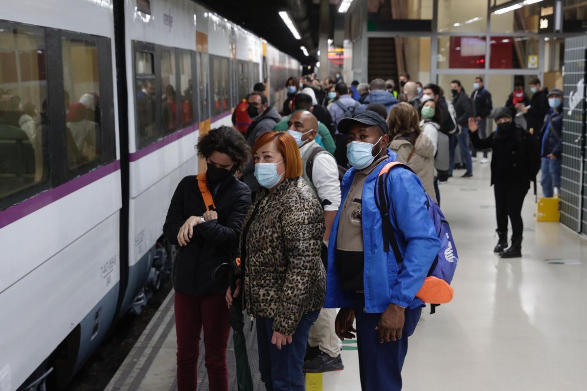 Usuarios de Rodalies, el pasado jueves, en la estación de Plaza Catalunya