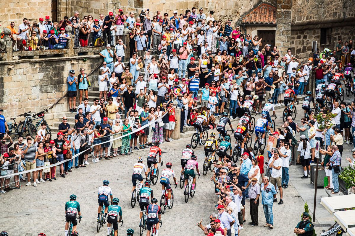 El público anima a los ciclistas de la Vuelta. El público anima a los ciclistas de la Vuelta.