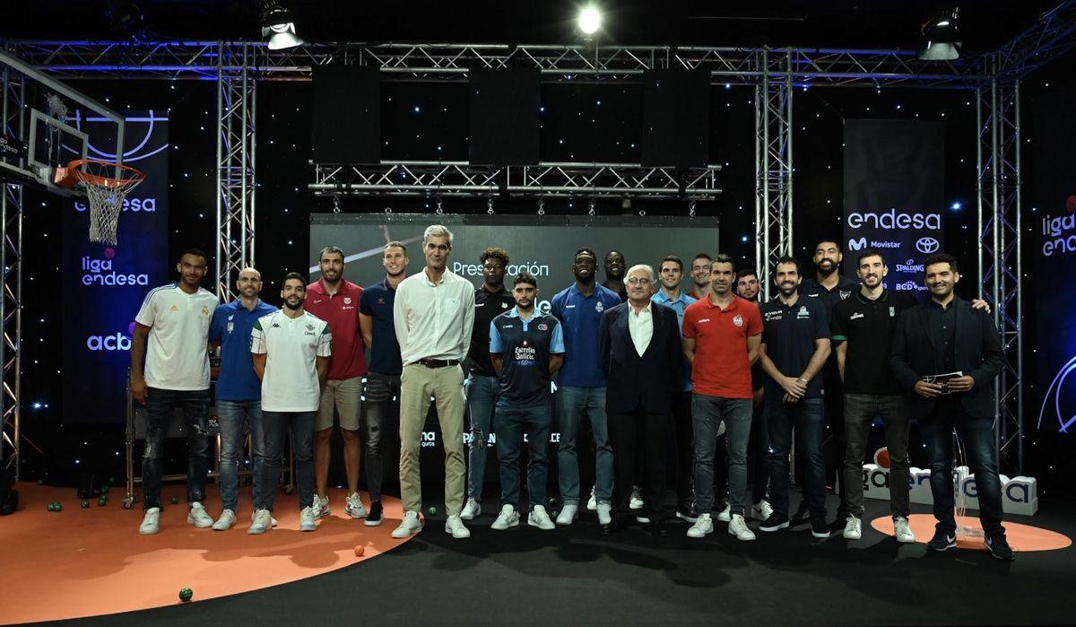 Los jugadores que acudieron a la presentación posan junto al presidente de la ACB, Antonio Martín, y el consejero delegado de Endesa, José Bogas Los jugadores que acudieron a la presentación posan junto al presidente de la ACB, Antonio Martín, y el consejero delegado de Endesa, José Bogas
