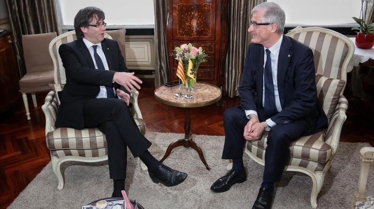 Carles Puigdemont, durante una entrevista con el presidente flamenco Geert Bourgeois. Carles Puigdemont, durante una entrevista con el presidente flamenco Geert Bourgeois.