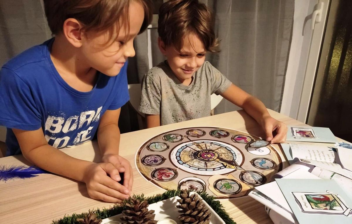 Unos niños juegan a ’La fuga de los seres mágicos’. Unos niños juegan a ’La fuga de los seres mágicos’.