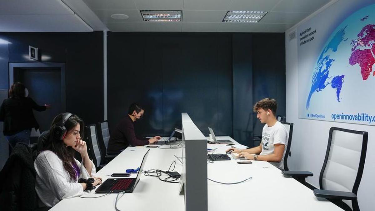 Trabajadores de una ’startup’ en un espacio dedicado a la innovación en las oficinas de Endesa en Barcelona.