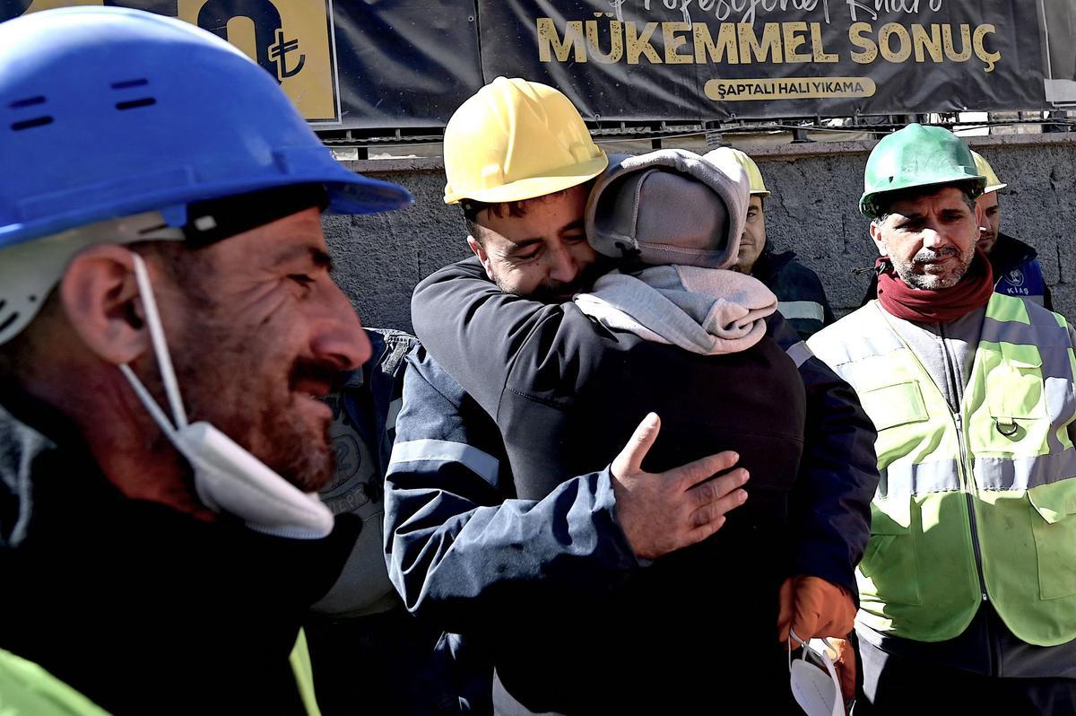Un familiar de Aleyna Olmez abraza a un socorrista turco después del rescate de la joven de 17 años, que permaneció durante 248 horas entre los escombros de un edificio derrumbado en Kahramanmaras.