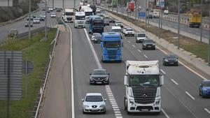 Huelga de transporte: quinto día de movilizaciones de los camioneros de mercancías. En la foto, vehículos de transporte circulando por la A2, a la altura de Alcalá de Henares.