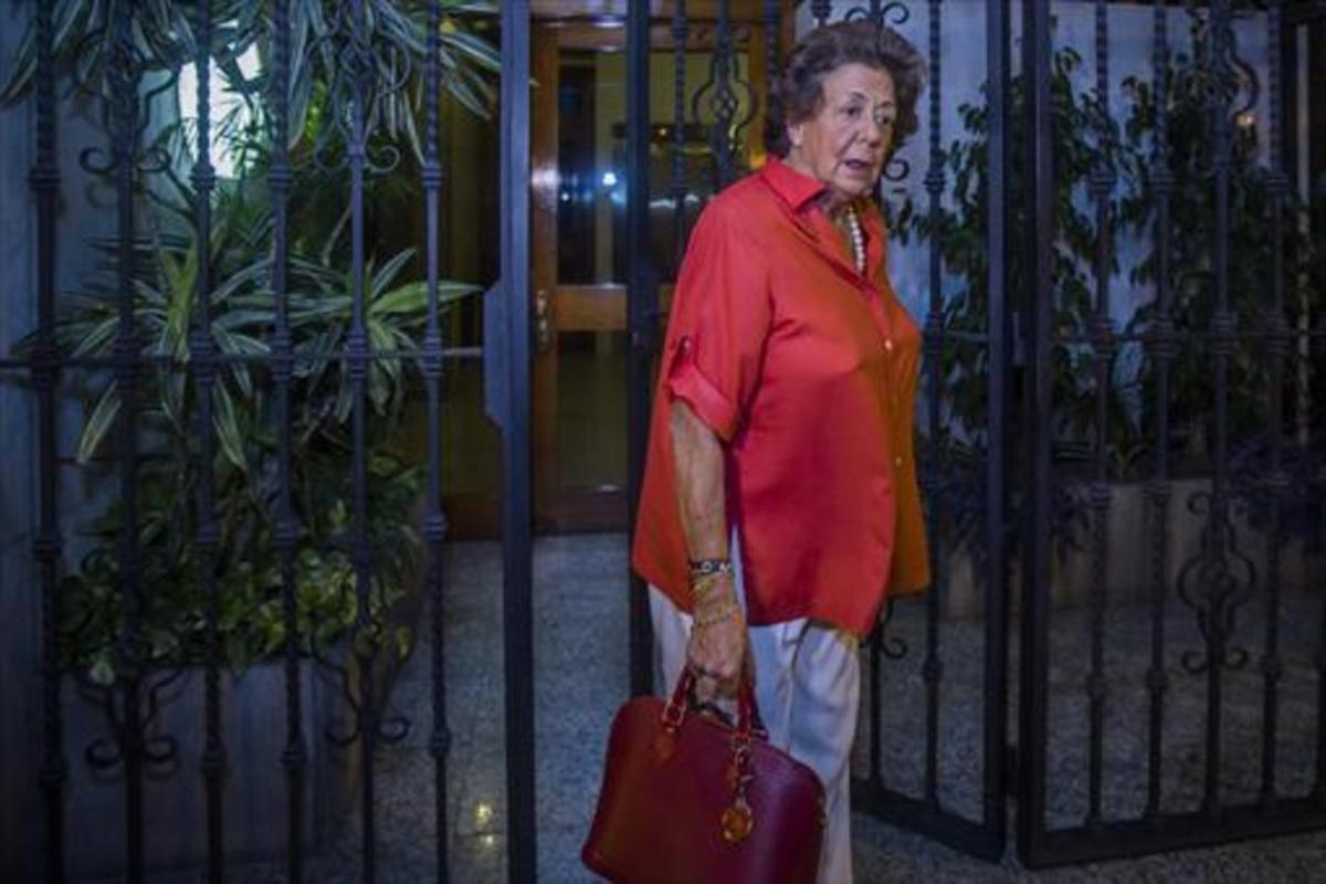 Una foto reciente de Rita Barberá saliendo de su domicilio en València.