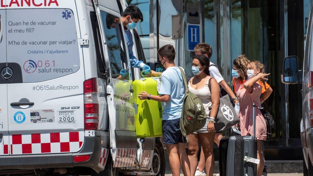 Estudiantes ante el hotel Estudiantes ante el hotel